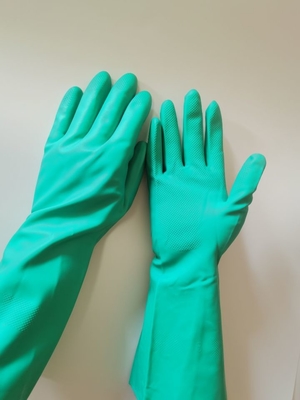 La sustancia química de los pesticidas de los guantes del nitrilo de la resistencia de aceite se reunió alineando los guantes de goma para el ácido