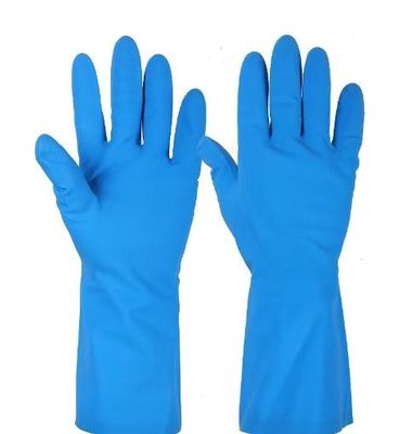 Guante de nitrilo azul con puntas texturizadas, ambidiestro y resistente a ciertos productos químicos, perfecto para uso médico e industrial.