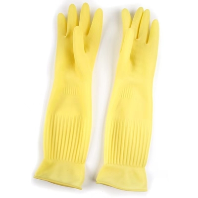 La multitud amarilla extralarga de los guantes los 45CM del látex del puño de la cocina alineó guantes