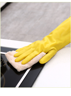 Reunido alineando guantes amarillos de limpieza del látex de los guantes los 32CM de la casa