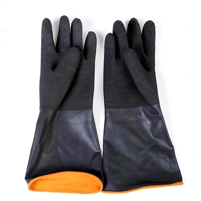 La multitud antideslizante de los guantes de goma industriales negros antirresbaladizos los 45Cm alineó guantes