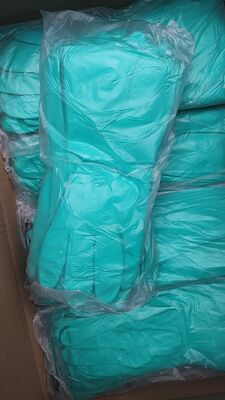 Guante de nitrilo ambidextro de color verde que ofrece protección texturada de las yemas de los dedos para tareas industriales y de laboratorio médicas